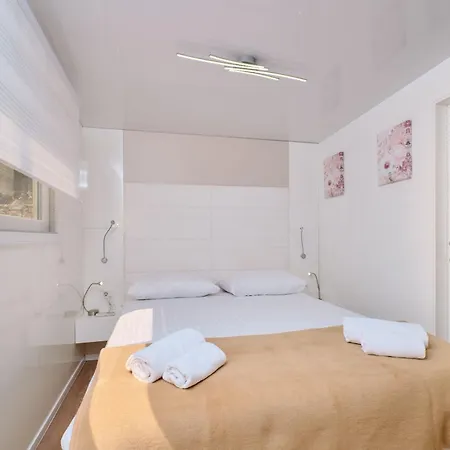 Kemping Mobile Homes And Glamping Tents Delta Marine At Poljana *
