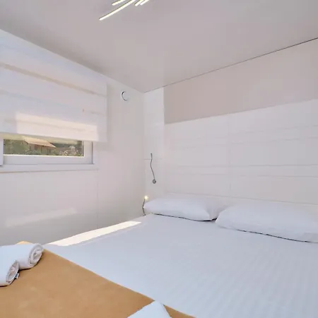 Mobile Homes And Glamping Tents Delta Marine At Poljana *