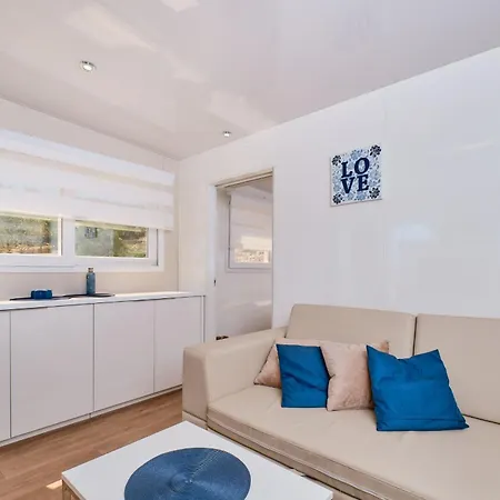 Kemping Mobile Homes And Glamping Tents Delta Marine At Poljana Mali Lošinj